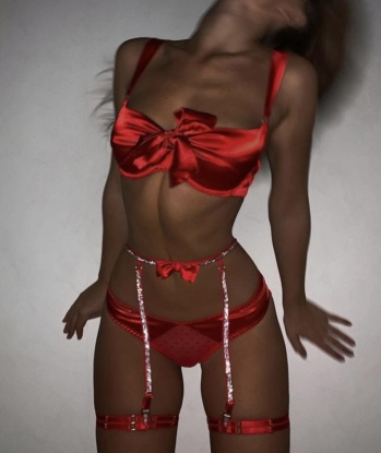 Живу в Москве и готова подарить тебе незабываемый опыт наших встреч. Мои услуги включают широкий спектр развлечений - от романтического ужина и нежных ласк до запредельных экстаза и фантазий. Будь уверен, со мной ты погрузишься в мир наслаждения и удовольствия. Отзывы моих довольных клиентов говорят сами за себя, они охают от моих умений и страсти. Пришли мне сообщение и отправлю тебе свои фотографии, чтобы ты смог оценить мою красоту и сексуальность. 👄💋💃✨ 7006, 25 лет